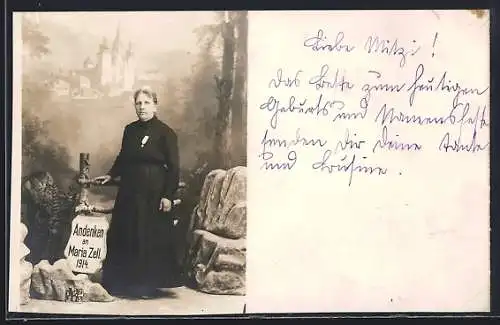 Foto-AK Maria Zell, Ältere Dame vor Ortskulisse