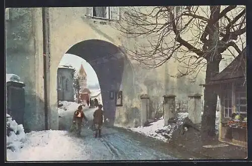 AK Kitzbühel, Stadttor mit Durchblick zum Kirchturm