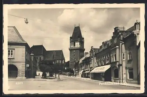 AK Perchtoldsdorf, Strassenpartie mit Kirche und Turm