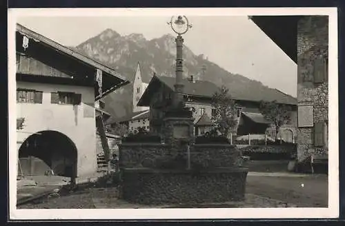 AK Nussdorf am Inn, Ortspartie mit Denkmal und Gipfelblick