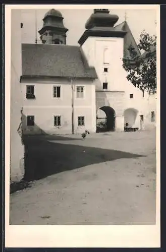 Foto-AK Pfarrkirchen i. Mühlv., Strassenpartie mit Blick zur Kirche