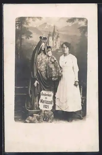 Foto-AK Mariazell, Frau neben einer Madonna vor Studiokulisse 1921