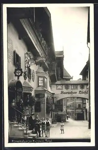 AK Kufstein, Römerhofgasse mit Weinstube Schicketanz samt Gästen