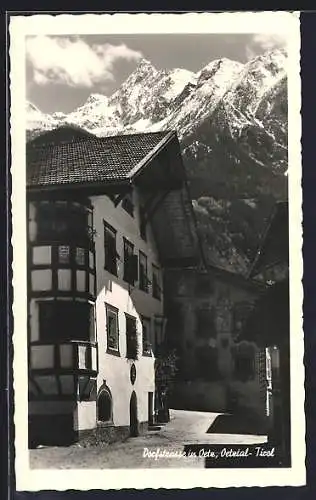 AK Oetz /Oetztal, Dorfstrasse, Häuser gegen das Gebirge