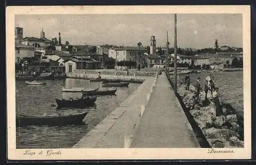 AK Desenzano /Lago di Garda, Hafenansicht mit Passanten