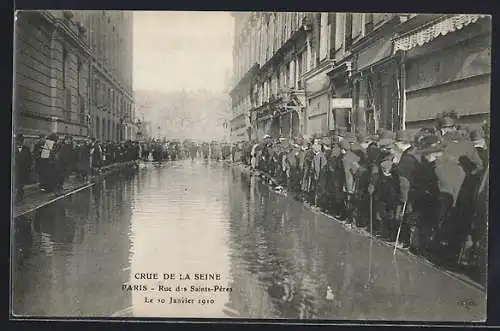 AK Paris, Crue de la Seine 1910, Rue des Saints-Pères inondée et foule observant l`eau