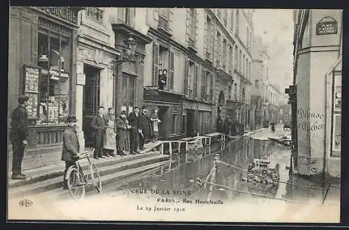 AK Paris, Crue de la Seine 1910, rue Hautefeuille inondée et passants observant les dégâts