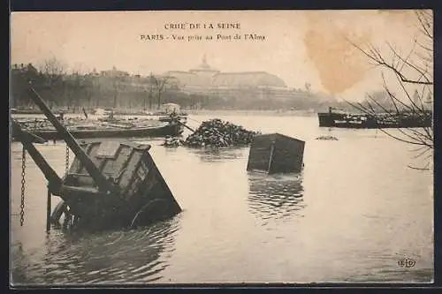 AK Paris, Crue de la Seine 1910, Vue prise au Pont de l`Alma avec des bateaux et débris inondés
