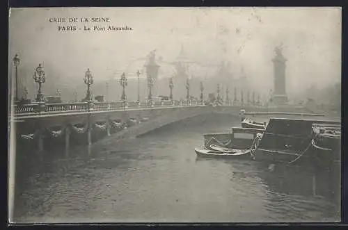 AK Paris, Crue de la Seine, Le Pont Alexandre III et bateaux au quai