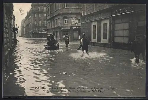 AK Paris, La Grande Crue de la Seine 1910, Sauvetage rue Bellechasse
