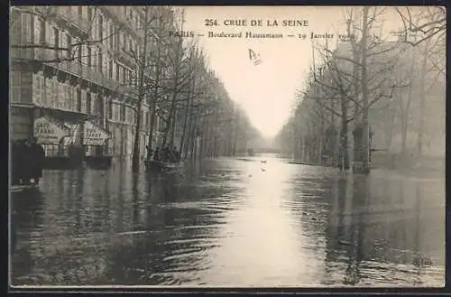 AK Paris, Crue de la Seine 1910, Boulevard Haussmann inondé et arbres alignés
