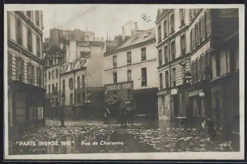 AK Paris, Inondation 1910, Rue de Charonne inondée avec calèche et passants