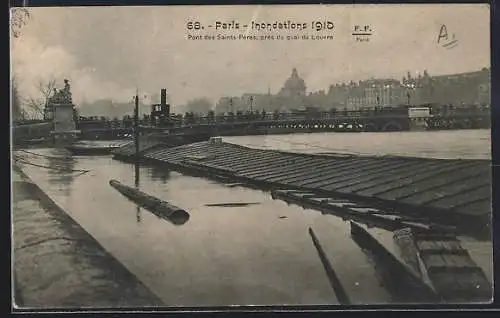 AK Paris, Pont des Saints-Pères inondé près du quai du Louvre, crue 1910