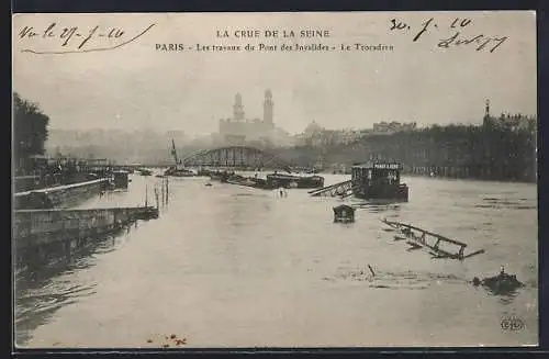 AK Paris, La crue de la Seine 1910, travaux du Pont des Invalides et le Trocadéro