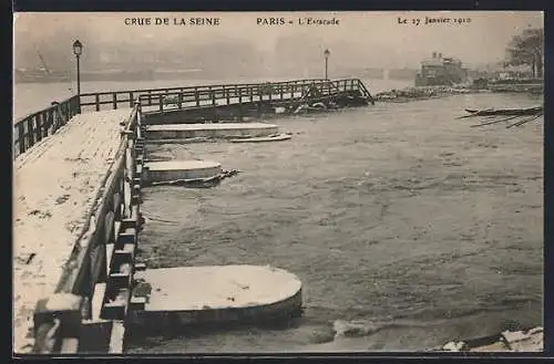 AK Paris, Crue de la Seine 1910, L`Escalade sous les eaux