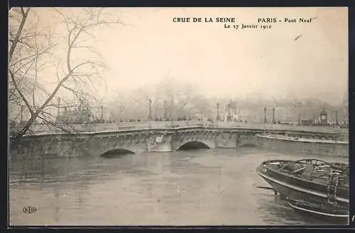 AK Paris, Crue de la Seine 1910 au Pont Neuf avec bateau amarré