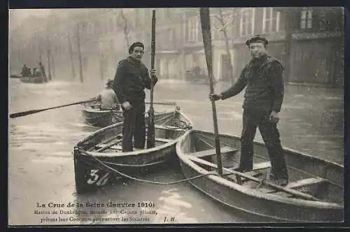 AK Paris, Marins de Dunkerque sur canots plats lors de la crue de la Seine (janvier 1910)