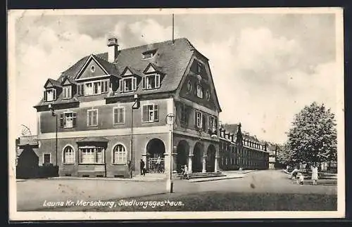 AK Leuna /Merseburg, Siedlungsgasthaus, Ansicht von der Strassenkreuzung