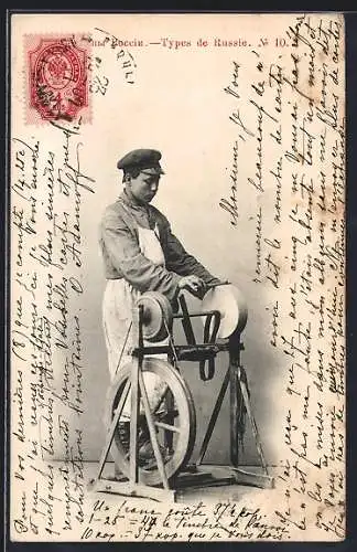 AK Russischer Handwerksgehilfe schärft ein Messer