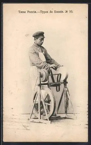 AK Russischer Handwerksgehilfe schärft ein Messer