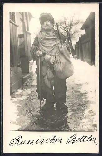 Foto-AK Russischer Bettler mit all seinem Hab und Gut im matschigen Schnee