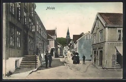 AK Molde, Strassenpartie mit Blick zum Kirchturm