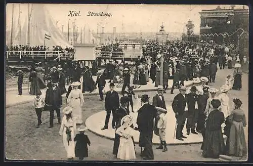 AK Kiel, Blick auf den Strandweg mit Passanten