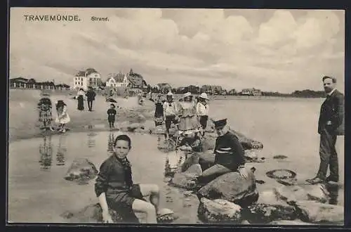 AK Travemünde a. d. Ostsee, auf den Steinen am Strand