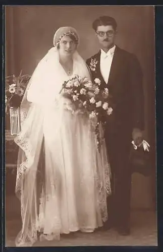 Foto-AK Junges Brautpaar mit Blumenstrauss