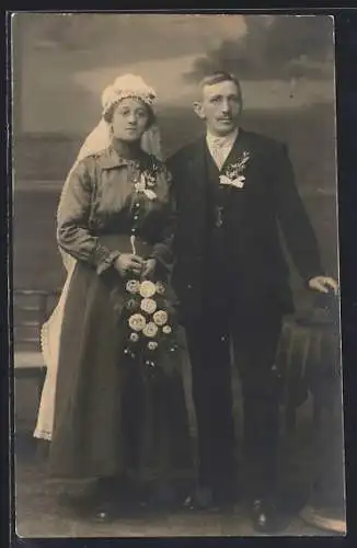 Foto-AK Braut in dunklem Kleid nebst Ehemann