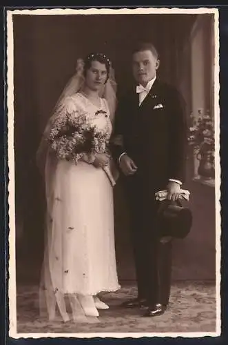 Foto-AK Junges Brautpaar mit untergehakten Armen