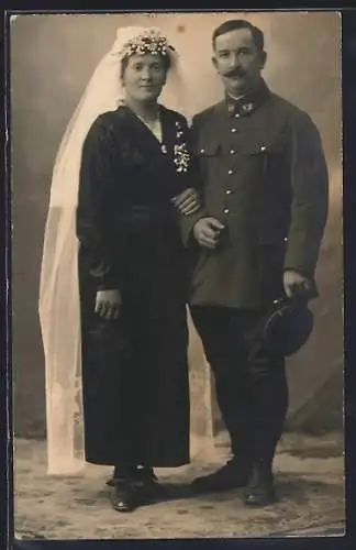 Foto-AK Soldat in Uniform nebst Braut in dunklem Kleid, Hochzeit