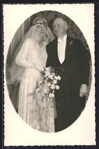 Foto-AK Dame im Spitzenkleid nebst Bräutigam