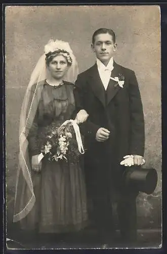 Foto-AK Junges Paar zu seiner Hochzeit