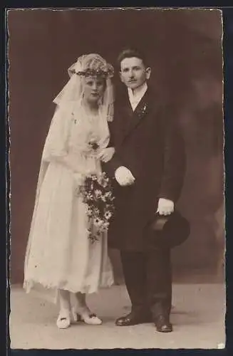 Foto-AK Brautpaar mit Zylinder und Blumenstrauss in den Händen