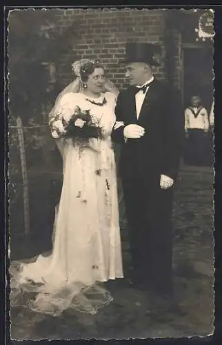 Foto-AK Braut und Bräutigam bei ihrer Hochzeit