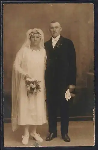 Foto-AK Junges Ehepaar zu seiner Hochzeit