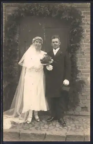 Foto-AK Junges Brautpaar vor einer Haustür