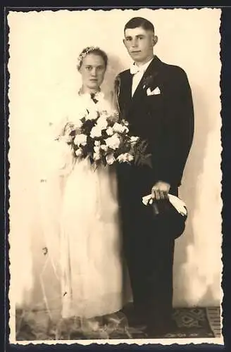 Foto-AK Junges Brautpaar an seiner Hochzeit