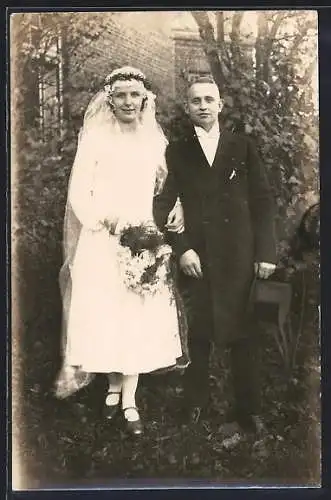 Foto-AK Brautpaar in einem Garten