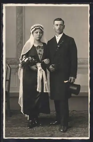 Foto-AK Brautpaar in dunkler Kleidung