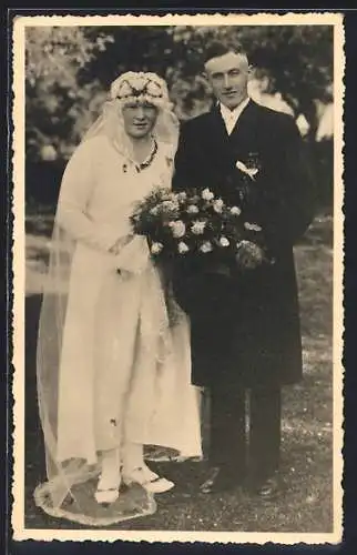 Foto-AK Porträt eines Brautpaares im Freien