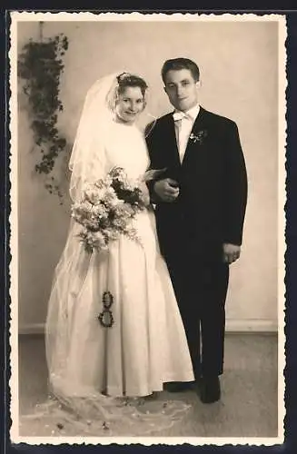 Foto-AK Lächelndes junges Paar an seiner Hochzeit