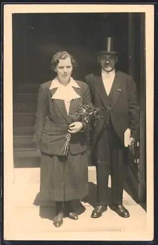 Foto-AK Neuverheiratetes Brautpaar im Sonnenschein