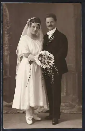 Foto-AK Junges Brautpaar mit Blumenstrauss