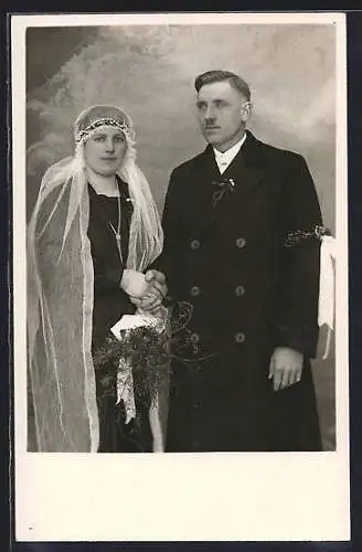 Foto-AK Brautpaar gibt sich die Hände