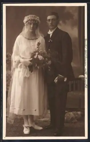 Foto-AK Junges Brautpaar mit Blumenstrauss