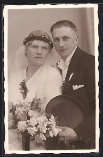 Foto-AK Porträt eines neuverheirateten Paares mit Blumenstrauss