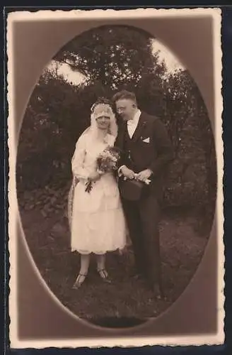 Foto-AK Junges Brautpaar in einem Garten