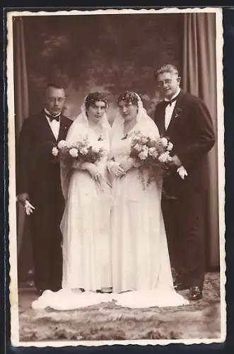 Foto-AK Zwei Brautpaare im Porträt